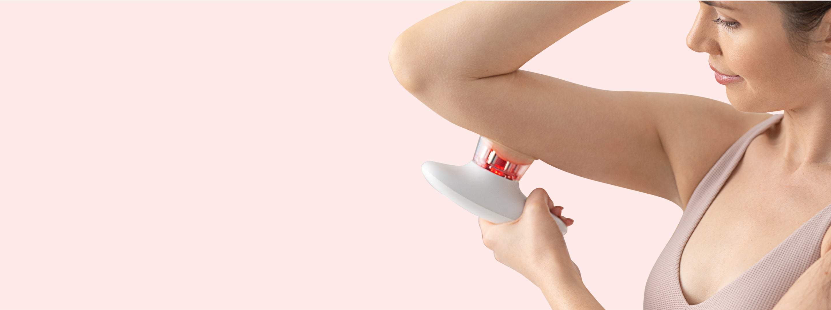 Satisfacción del cliente | Redu Sculpt Mujer aplicando Redu Sculpt en brazos con enfoque en satisfacción del cliente