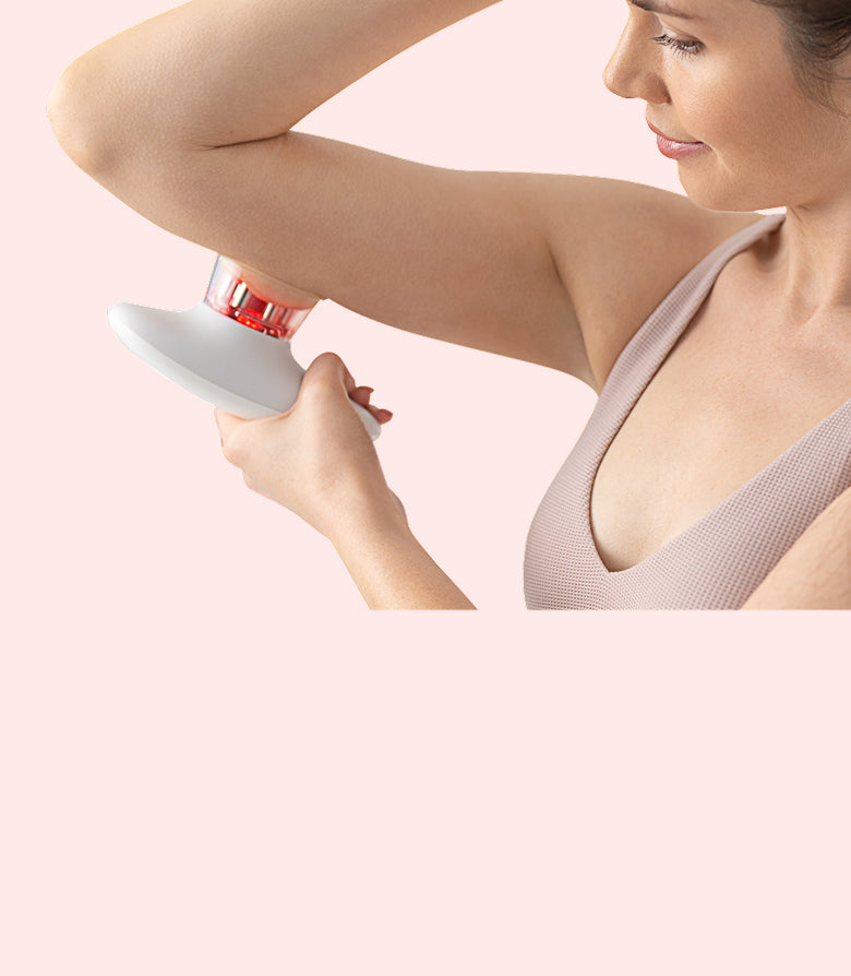 Satisfacción del cliente | Redu Sculpt Mujer aplicando Redu Sculpt en brazos con enfoque en satisfacción del cliente