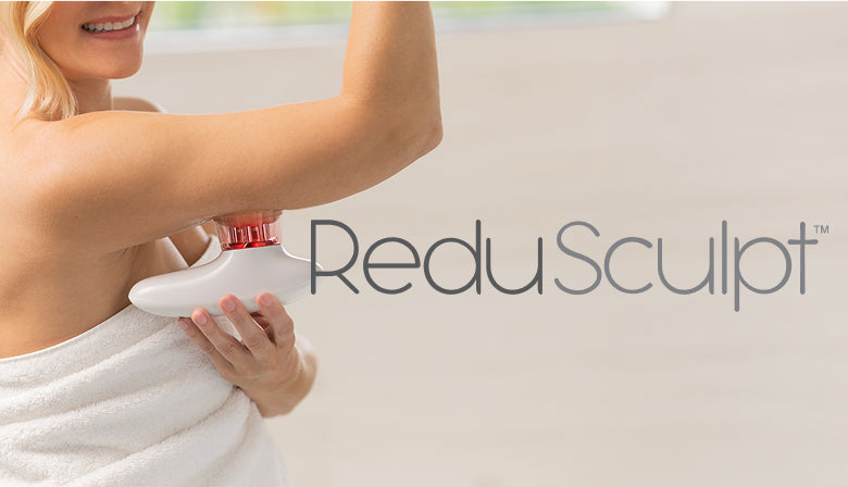 Mujer usando el dispositivo Redu Sculpt en brazos para tonificar y reafirmar