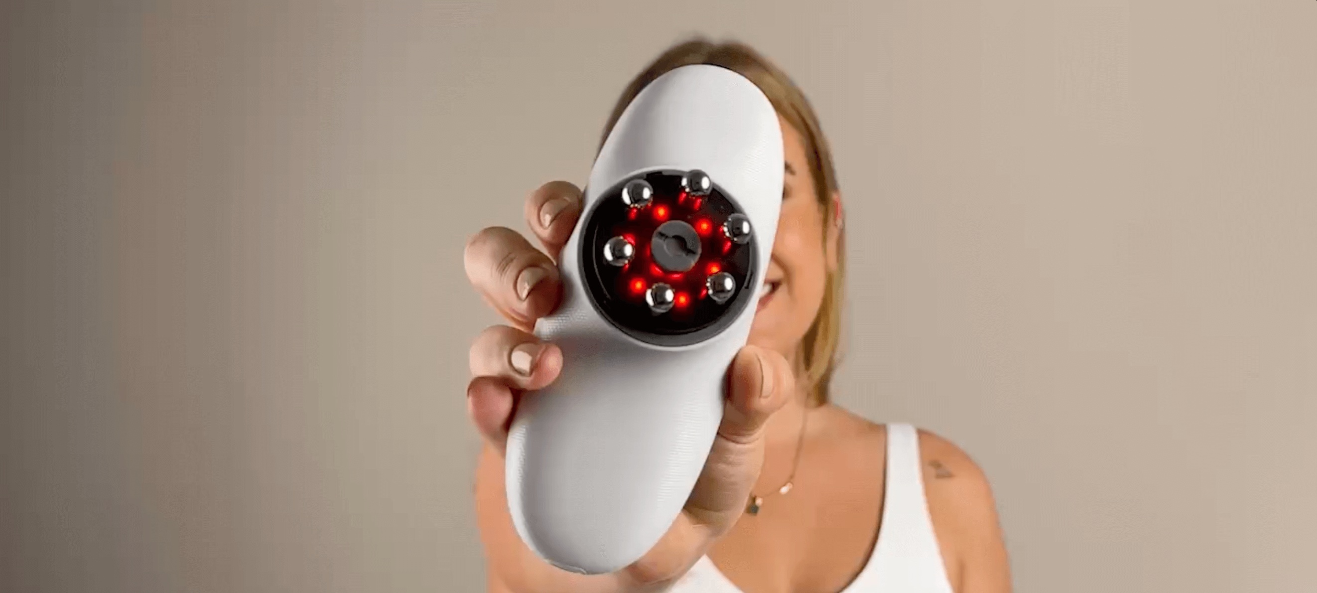 Primer plano del dispositivo Redu Sculpt con luz roja aplicado en cintura